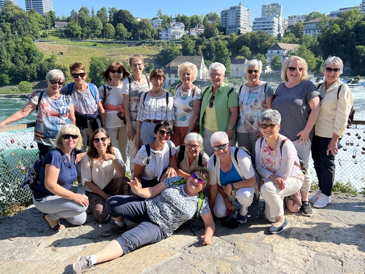 Foto Frauen turnen beim Ausflug zum Rheinfall